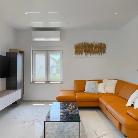Giorgina Villa *